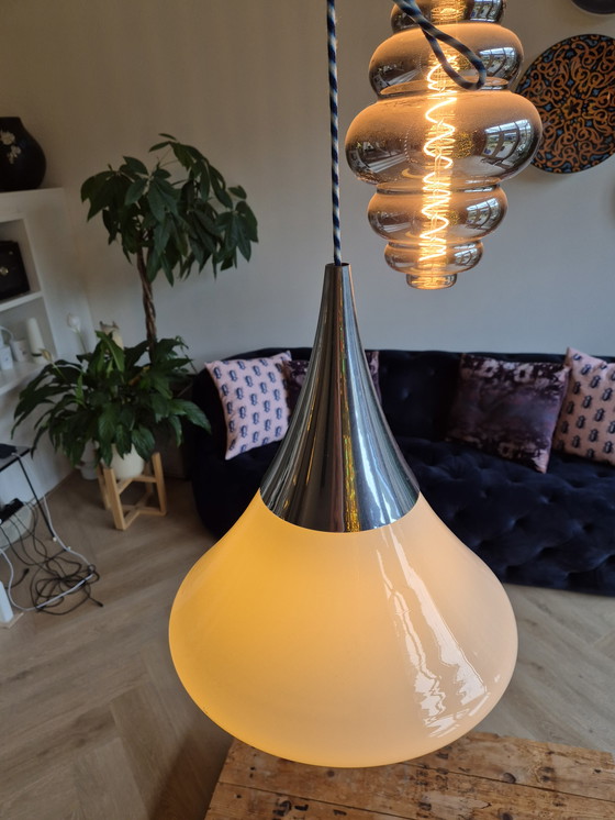 Image 1 of Lampe spatiale Glasshutte opaline chromée