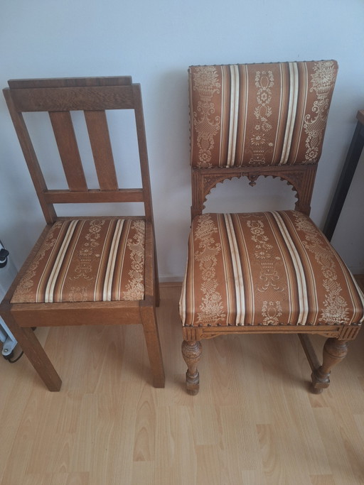 2 antike braune Eichenstühle, 1 mit Holzschnitzerei – eetkamerstoelen, Textile, Wood