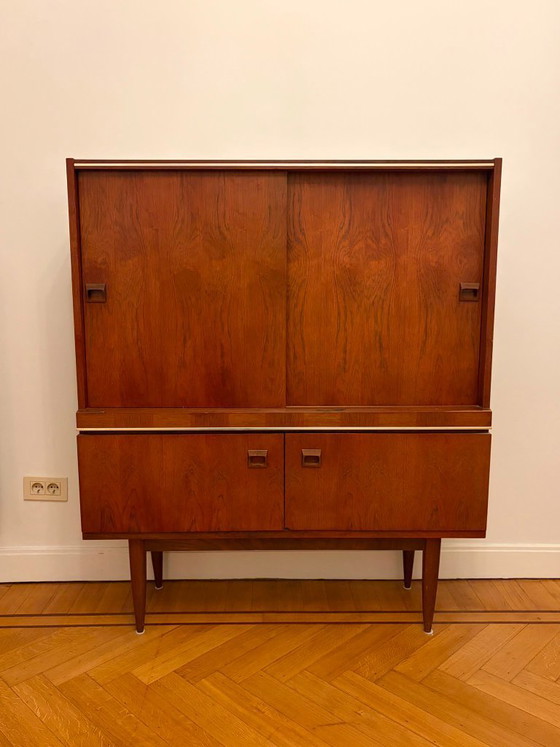 Image 1 of Vintage Mid-Century Highboard Dressoir Servieskast Buffetkast| Teakfineer & Glas | Jaren '60 | Scandinavische stijl