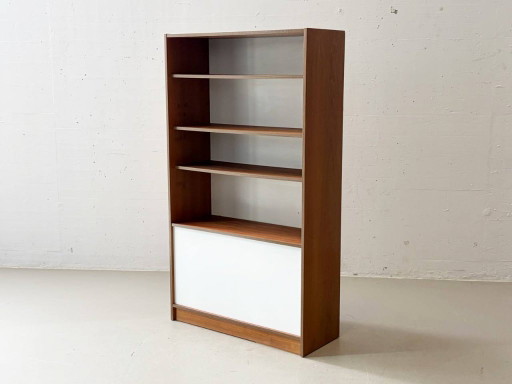 Plank uit het midden van de vorige eeuw met uitklapbaar vak, jaren 60/70.