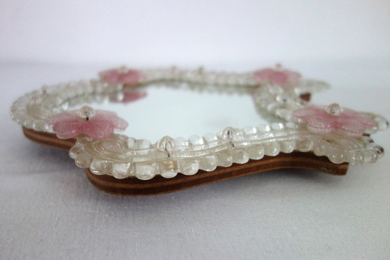 Image 1 of Specchio veneziano, in vetro soffiato di Murano, con motivi floreali e perline