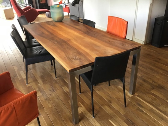 Image 1 of Massief notenhouten tafel met roestvrijstalen poten