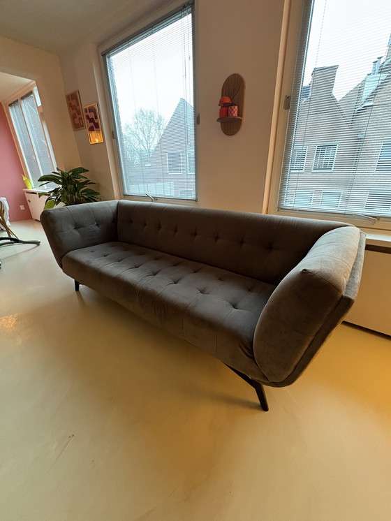 Image 1 of Wunderschönes 3-Sitzer-Sofa und passender Hocker aus Samt von Wulf Wonen