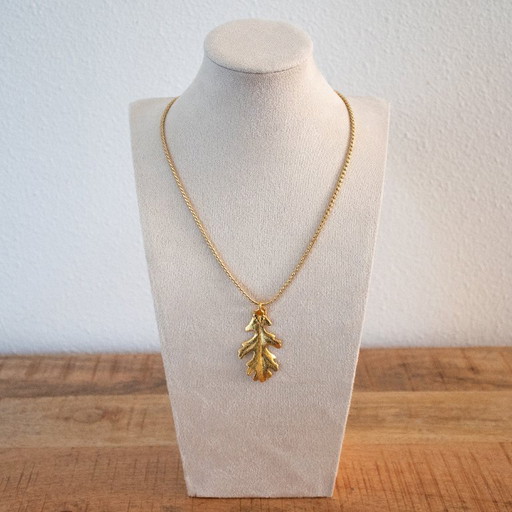 Pendentif vintage en forme de feuille de chêne sur une chaîne dorée