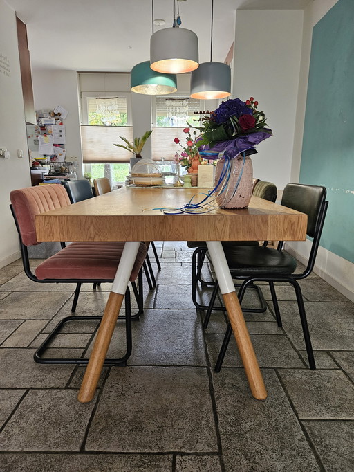 Table à manger séparée pouvant accueillir 6 à 8 personnes