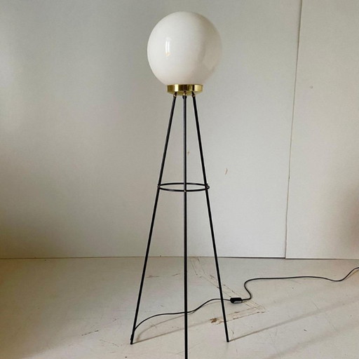 1 lampada da terra vintage Stilnovo, vetro opalino e ferro, Italia anni '50