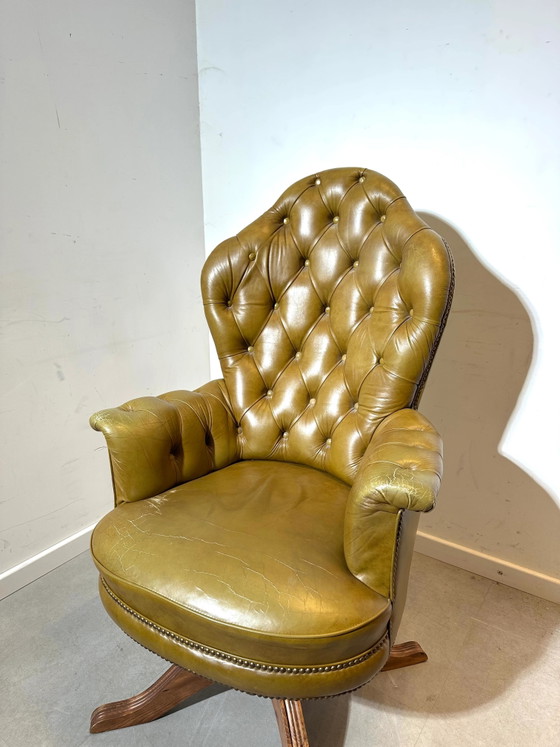 Fauteuil Chesterfield pivotant vintage en cuir vert olive (photo 2 of 4)