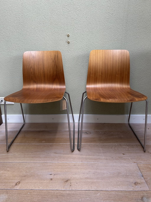 2 sillas de diseño con asiento de nogal y base de acero inoxidable