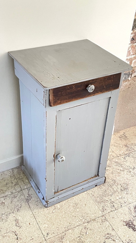 Image 1 of Antiek grijs houten nachtkastje