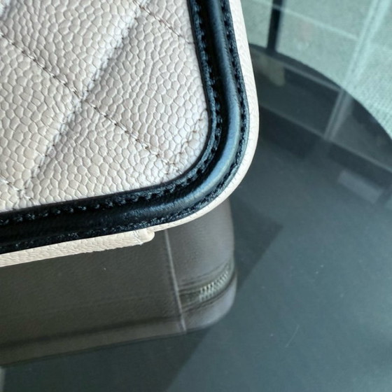 Image 1 of Beauty case Chanel Filigree Medium - Pelle di vitello martellata effetto caviale, nero e beige, Serie 24
