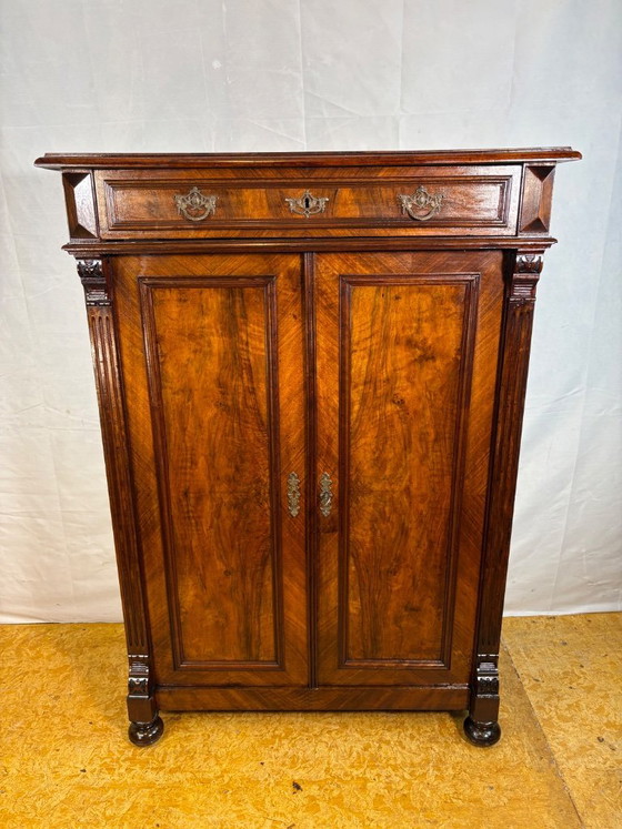 Image 1 of Antique Gründerzeit Vertiko Cabinet in Walnut – Circa 1890–1900  A stunning antique Gründerzeit Vertiko cabinet dating from the 