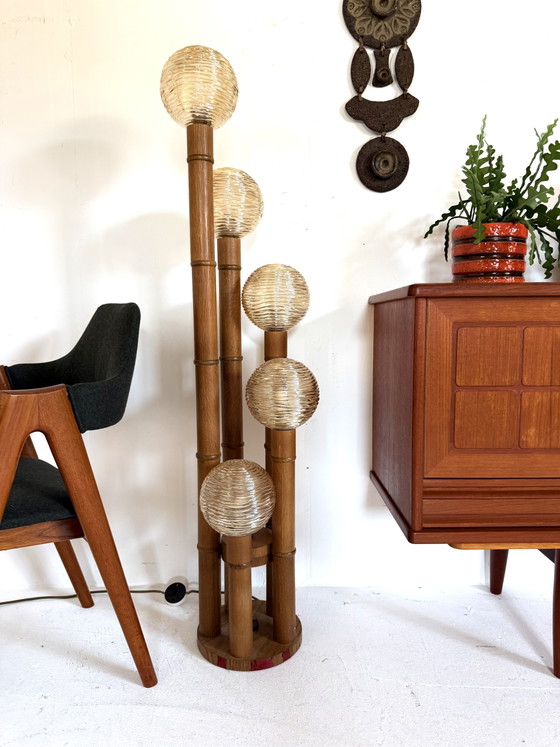 Image 1 of Brutalistische vloerlamp, bamboe & glas ‘80