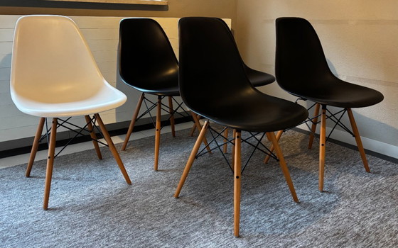Image 1 of 4x Vitra Eames DSW Esszimmerstuhl, Tiefschwarze Esche