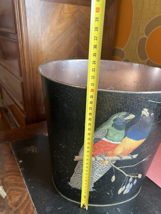 Image 1 of Vintage Art Deco prullenbak van zinkplaat met papegaaimotief