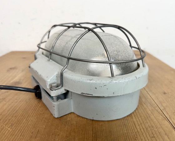 Image 1 of Applique murale industrielle en fonte d'aluminium avec verre dépoli d'Elektrosvit, années 1970