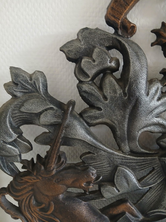 Image 1 of Placa con escudo de armas.