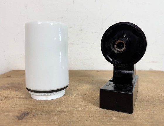Image 1 of Industriële bruine bakelieten wandlamp met melkglas, jaren 60