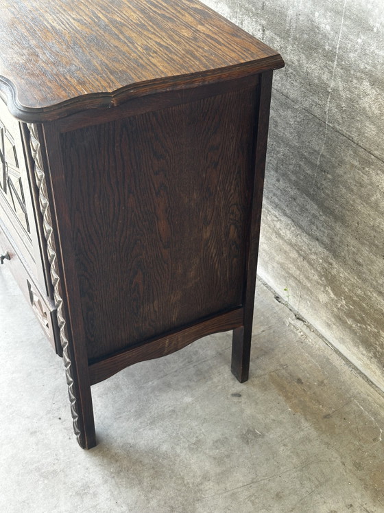 Pequeño armario de almacenamiento de roble tallado – Circa 1930 – Fabrication Artisanale debut XX e s (photo 9 of 15)