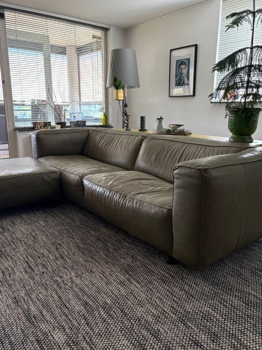 Cartel Living Replay Sofa aus gebürstetem Leder mit passendem Hocker
