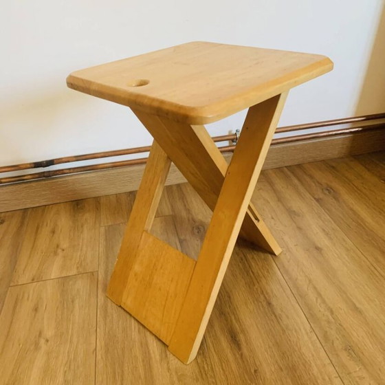 Image 1 of Taburete plegable de pino macizo de Adrian Reed.