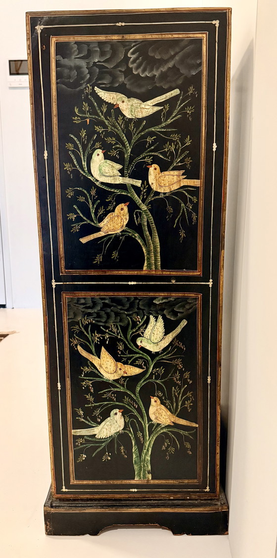 Image 1 of Cassettiera vintage in legno nero, dipinta a mano e riccamente decorata, con 8 cassetti