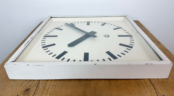 Grande horloge murale carrée blanche de style industriel, de CTW, 1960 – Pendules, Glass, Iron (photo 14 of 19)