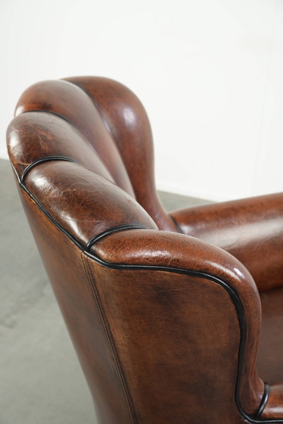 Fauteuil confortable en peau de mouton au design unique, orné d'un passepoil noir. – Leather (photo 14 of 15)
