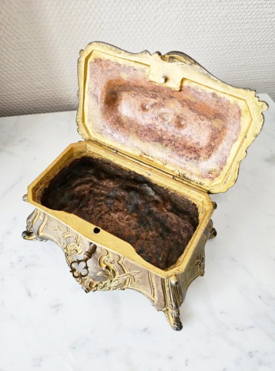 Image 1 of Zeldzame antieke geheime doos in rococo-stijl (Lodewijk XV) van verguld brons met sleutel, gewicht 858 g