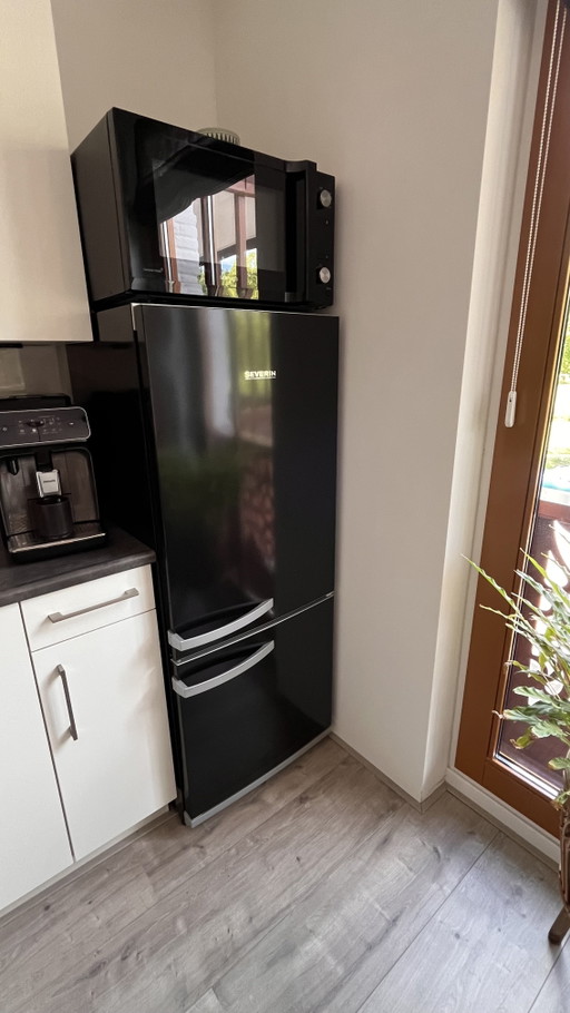 Stylish Black Severin Fridge-Freezer Combination As Good As New