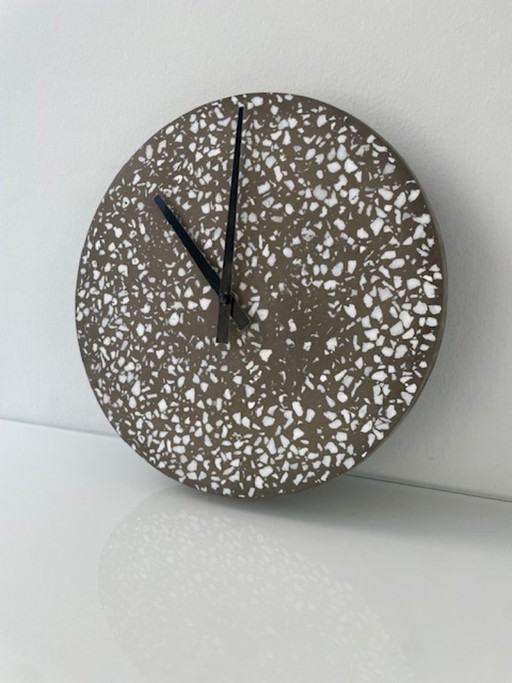 Moderne terrazzo wandklok – betonlook design