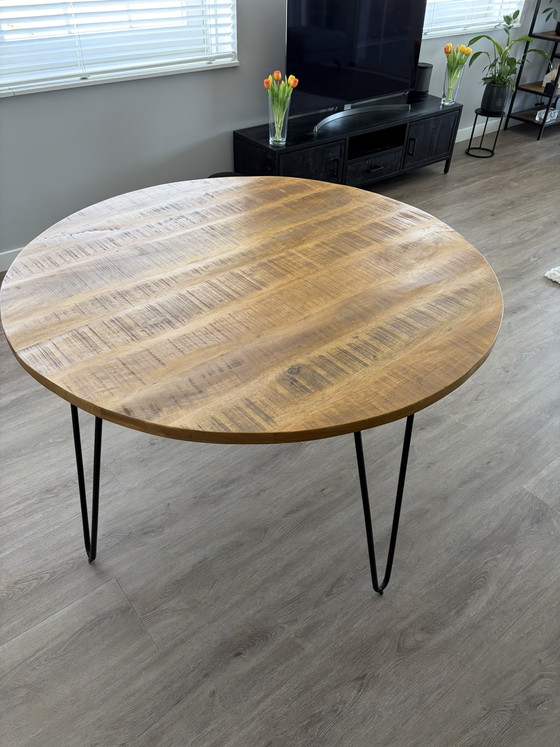 Image 1 of Table de salle à manger triangulaire Kick 120 cm en bois de manguier