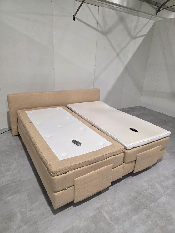 Image 1 of Auping Kiruna, Luxe Boxspring, volledig Electrisch , wireless bedieningen, 2-motorig, incl nette Auping matrassen +toppers