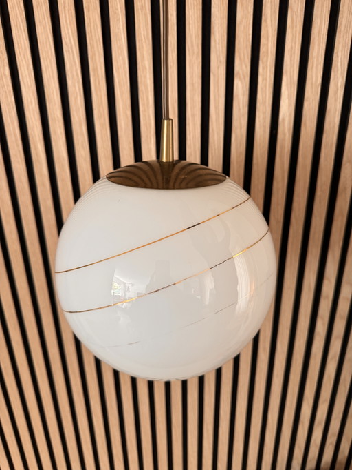 Vintage glazen globe hanglamp – jaren ’60 | met gouden swirl