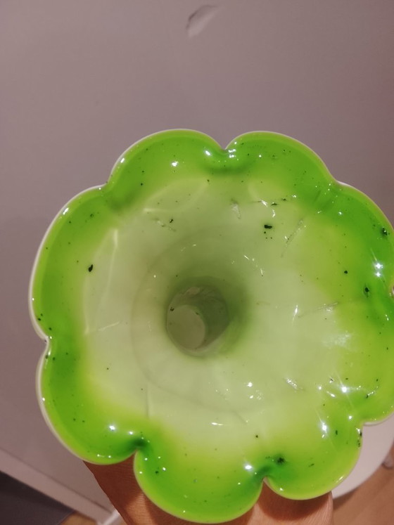 Image 1 of `Vintage Uranium Glas Vaas - Licht Groen op met UV - ZONDER LAMP`  