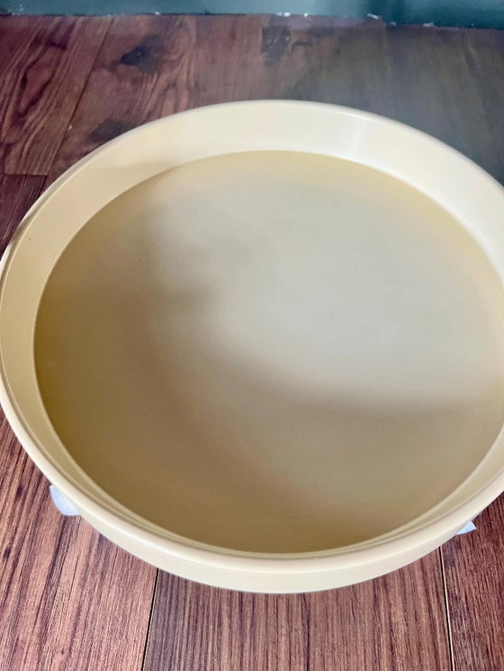 Image 1 of Original runder Space Age Servierwagen aus den 1970er Jahren auf vier Rollen, aus Chrom und massivem Holz mit Kunststoffüberzug.