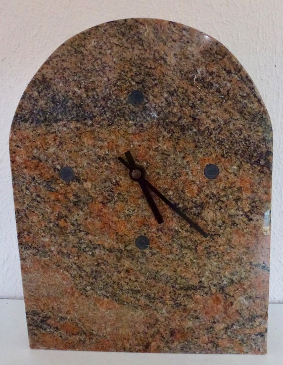 Image 1 of Tischuhr „Kienzle“ aus Granit, minimalistisches Design mit geschwungener Oberkante