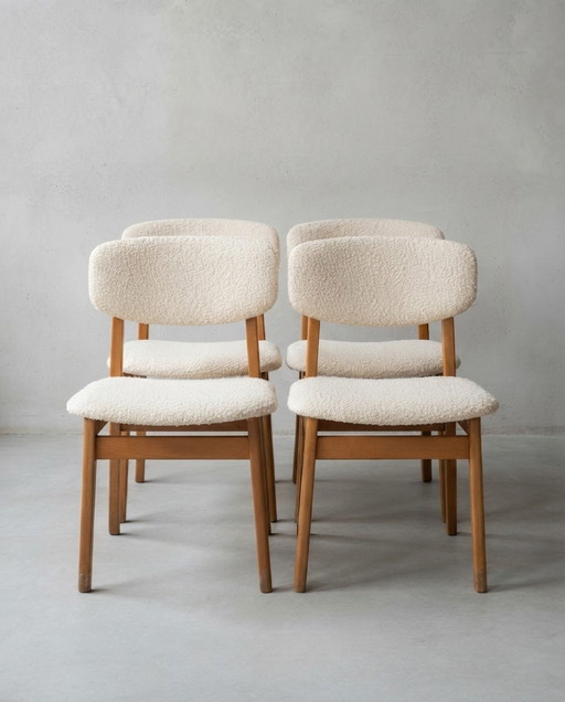 Mid-Century Modern Eetkamerstoelen in getextureerde crèmekleurige bouclé bekleding en houten frames, Hongarije, jaren 60, set va