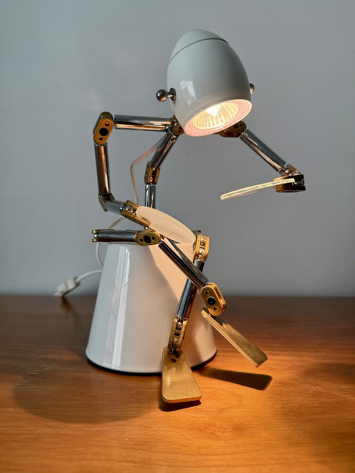 POSTMODERN OSQAR ROBOT LAMP BY YGNACIO BARANGA – tafellampen, Metal, Brass
