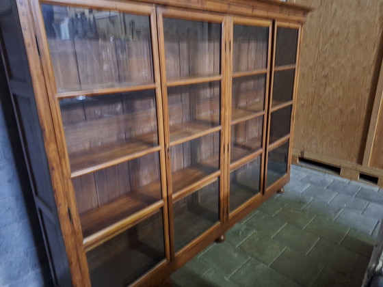 Image 1 of In Sri Lanka hergestellter Vitrinenschrank aus Holz