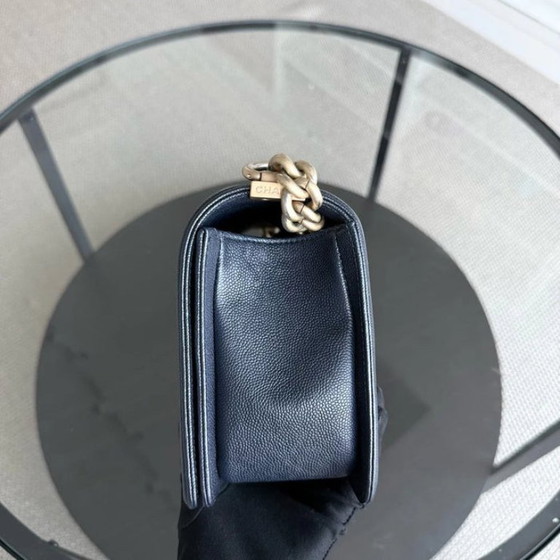 Image 1 of Chanel Boy Medium - Caviar 25CM Gewatteerd Donkerblauw Goudkleurige Hardware Serie 25