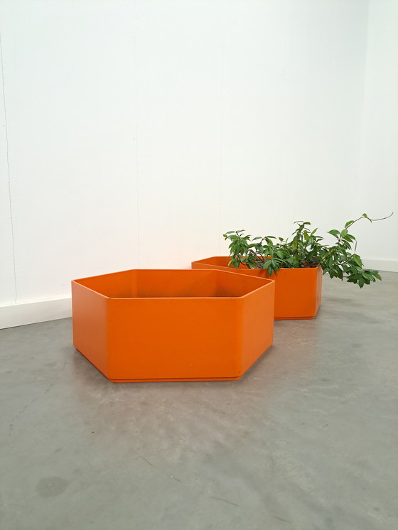 Image 1 of Maceta de plástico naranja para flores