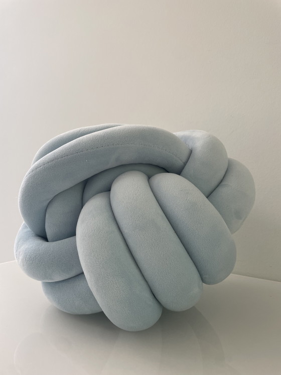 Image 1 of Cuscino con nodo intrecciato in velluto azzurro