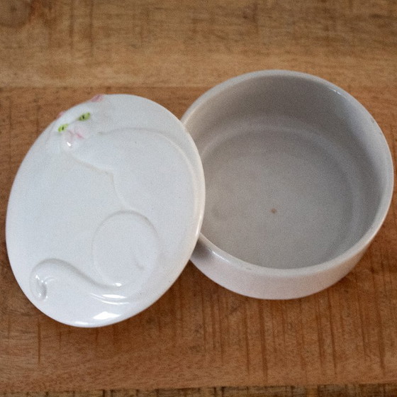 Image 1 of Boîte vintage en porcelaine blanche avec un chat sur le couvercle