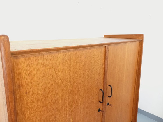 Image 1 of Armario antiguo de madera de roble de los años 50/60.