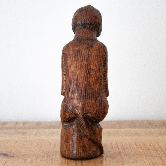 Singe en bois sculpté à la main, tenant une lance : sculpture d'art populaire zoulou d'Afrique du Sud (photo 3 of 10)