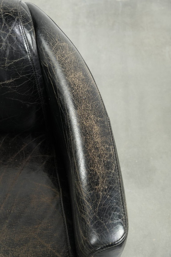 Image 1 of Zwarte vintage rundleren Aviator design fauteuil met een karaktervolle uitstraling