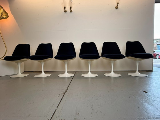 Image 1 of 6 sedie Seat Side rivestite in velluto blu, disegnate da Eero Saarinen per Knoll nel 1970.