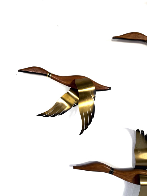 Image 1 of Vintage teak & messing vliegende eenden, jaren ‘60