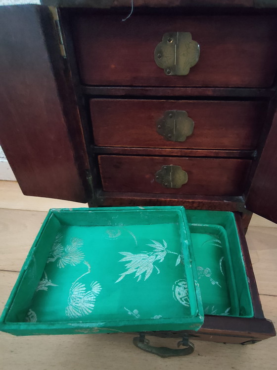 Joyero chino antiguo – Madera de palisandro y paneles de jade tallados a mano – Objetos decorativos, Brass (photo 5 of 12)