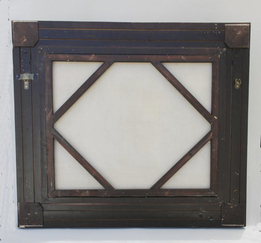 Tableau ancien représentant un navire en mer. Cadre baroque d'origine.